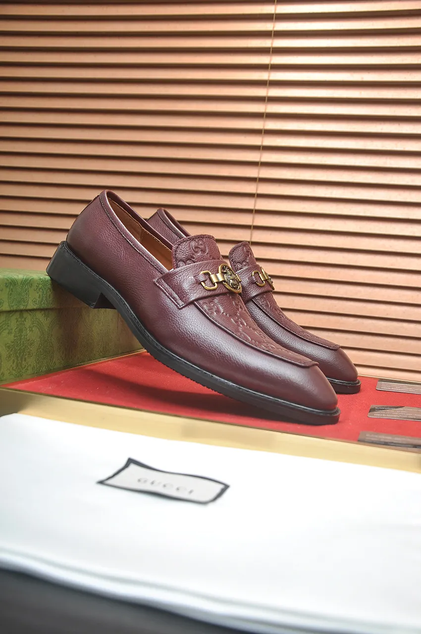 Men's shoes💰460💶Italy's top luxury men's shoes giant [GUCCI Gucci] has a new model 🍃Original European style🔰 Pleasant to the eye😍In order to make the shoes more durable and non-deformable🌀The production continues to follow traditional methods but there is still no lack of innovation💪The original cowhide is chosen for the leather♻️ Smooth, natural and exceptionally bright⭐Made of imported cowhide, the first choice of the rich 38-45 (45 customized)